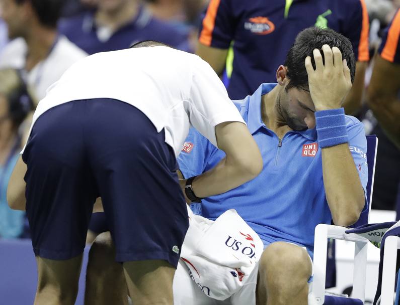 Partiti gli Us Open, ma preoccupa Novak Djokovic. Problemi, sofferenza. Torna a essere quello di sempre in tempo? Intanto, ha battuto il polacco Janowicz. Ap 